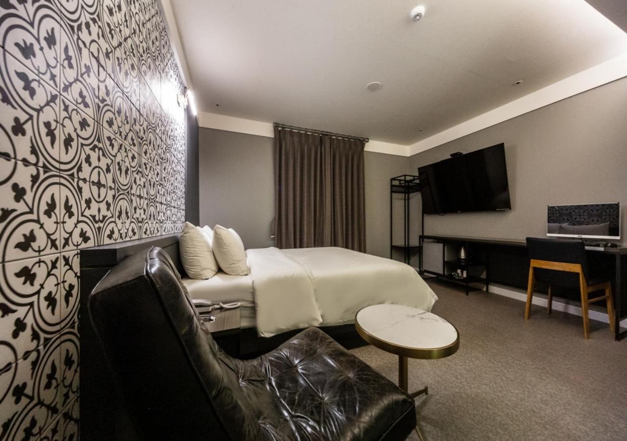 West In Hotel ヨス市 エクステリア 写真