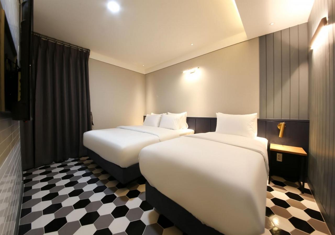 West In Hotel ヨス市 エクステリア 写真