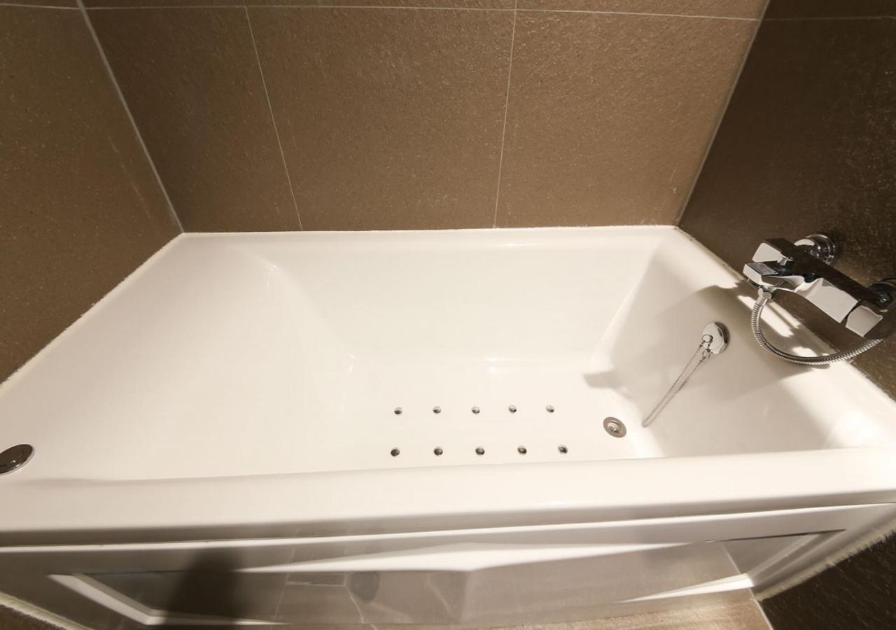 West In Hotel ヨス市 エクステリア 写真